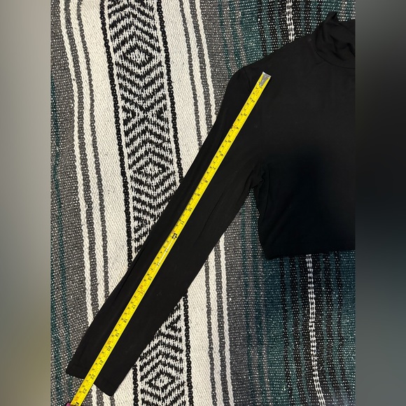 Size Medium, mock neck crop top in black. It’s been tried on, but never worn out - Picture 5 of 5